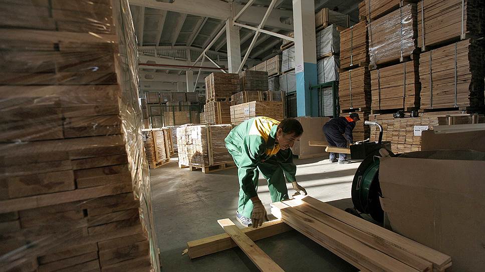Рабочие на деревообрабатывающем заводе компании ЗАО &quot;АВА компани&quot;