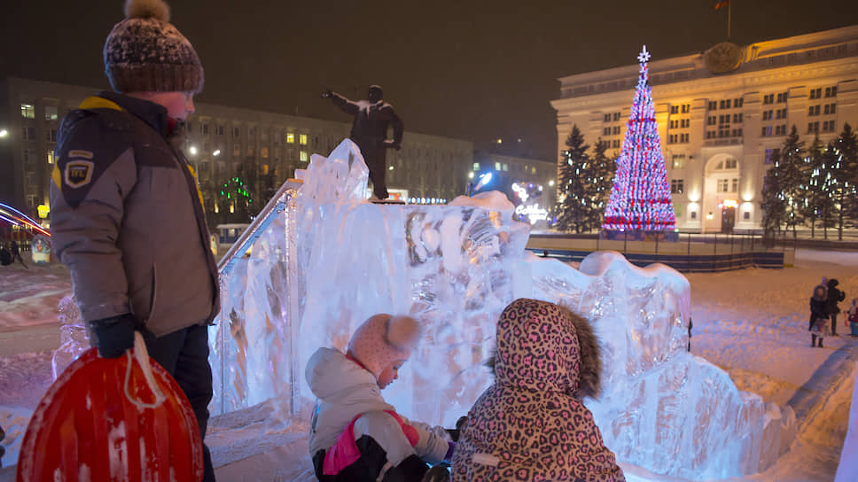 Новогодняя елка на Площади советов в Кемерово в декабре 2018 года