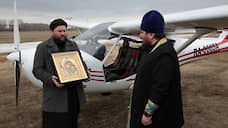 Священник с иконой Божией Матери облетел на самолете Омск