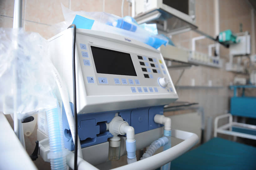 Аппарат искусственной вентиляции легких (ИВЛ) в палате городской клинической больницы №11, перепрофилированной под медицинскую помощь пациентам с подтвержденным диагнозом COVID-19