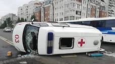 В Омске перевернулась машина скорой помощи с беременной пациенткой