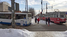 Два человека пострадали в ДТП с трамваем и автобусом в Омске