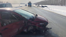 Три автомобиля столкнулись на трассе в Новосибирской области, погиб водитель