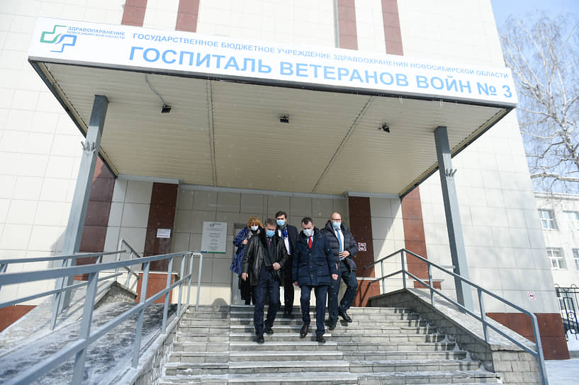 Министр здравоохранения РФ Михаил Мурашко (слева на первом плане) после посещения Госпиталя ветеранов войн № 3 в Новосибирске