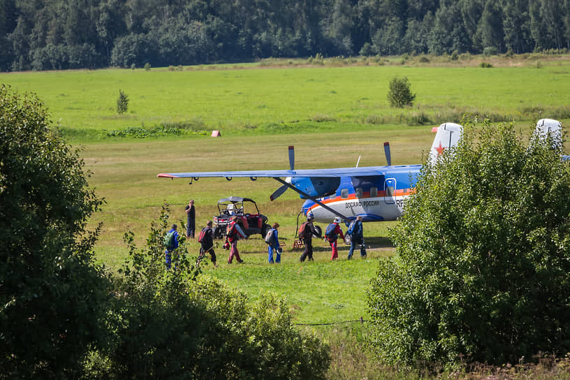 Парашютисты садятся в самолет Ан-28 на аэродроме Ватулино (2018 год)