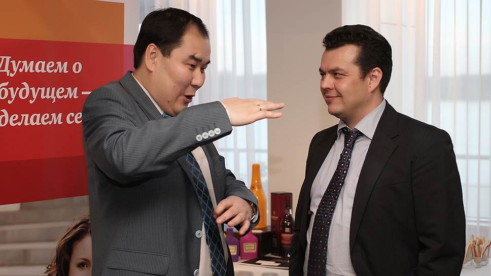 Управляющий филиалом ОАО «Газпромбанк» в Новосибирске Намжил Урбанаев (слева) и финансовый директор ООО «Компания Холидей» Роман Яблоков