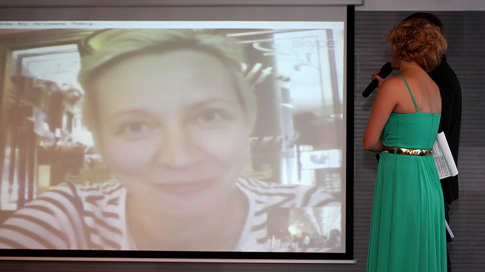 Телеведущая Татьяна Лазарева на экране во время вручения премии «Твердые знаки» в ресторане «BEERMAN на Речке»