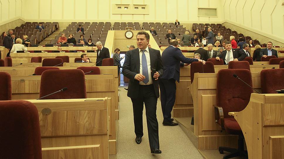 Андрей Шимкив возвращается в зал после перерыва, чтобы узнать официальные итоги выборов