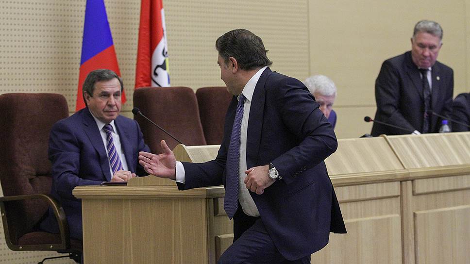 После официального подведения итогов голосования Андрей Шимкив поднимается на трибуну, чтобы занять председательское кресло (слева – губернатор Владимир Городецкий)