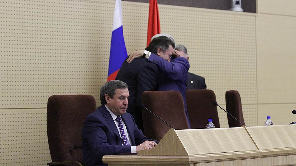 Избранный спикером Андрей Шимкив принимает поздравления от председательствующего на сессии депутата Юрий Бугакова