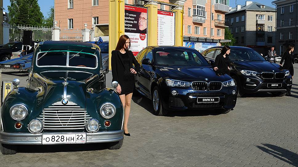 Выставка автомобилей BMW перед началом церемонии вручения премии «Коммерсантъ года» в молодежном театра Алтая имени Валерия Золотухина в Барнауле