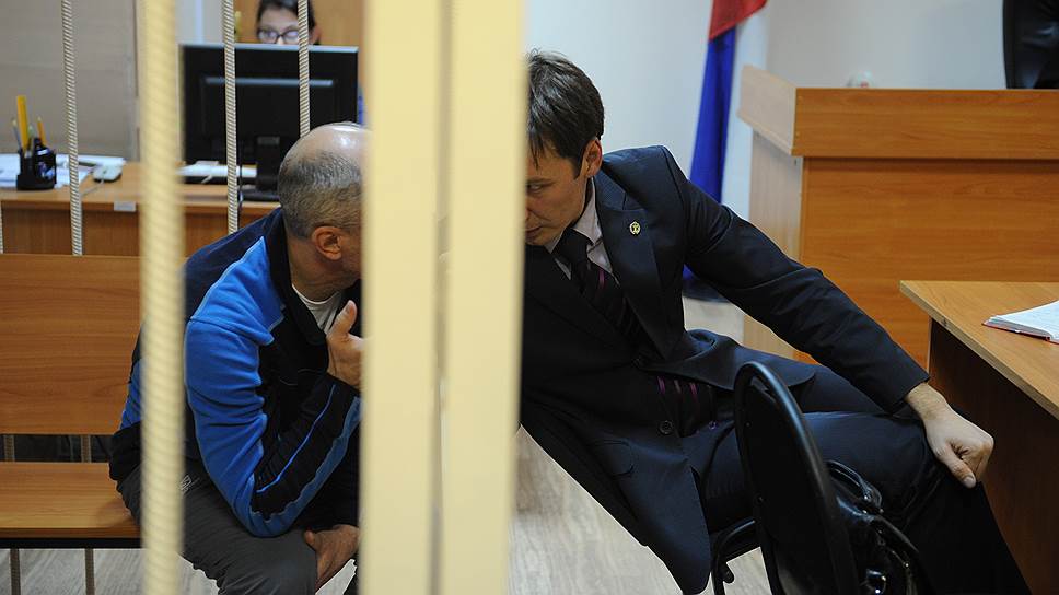 Вице-губернатор Кемеровской области Алексей Иванов во время судебного заседания общается с адвокатом в Центральном районном суда города Новосибирска.