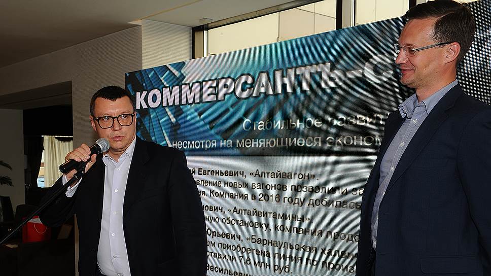 Дмитрий Медведев (слева), генеральный директор компании «Алтайвагон» и Александр Росляков (справа), директор Алтайского филиала компании &quot;Сибирские сети&quot;.