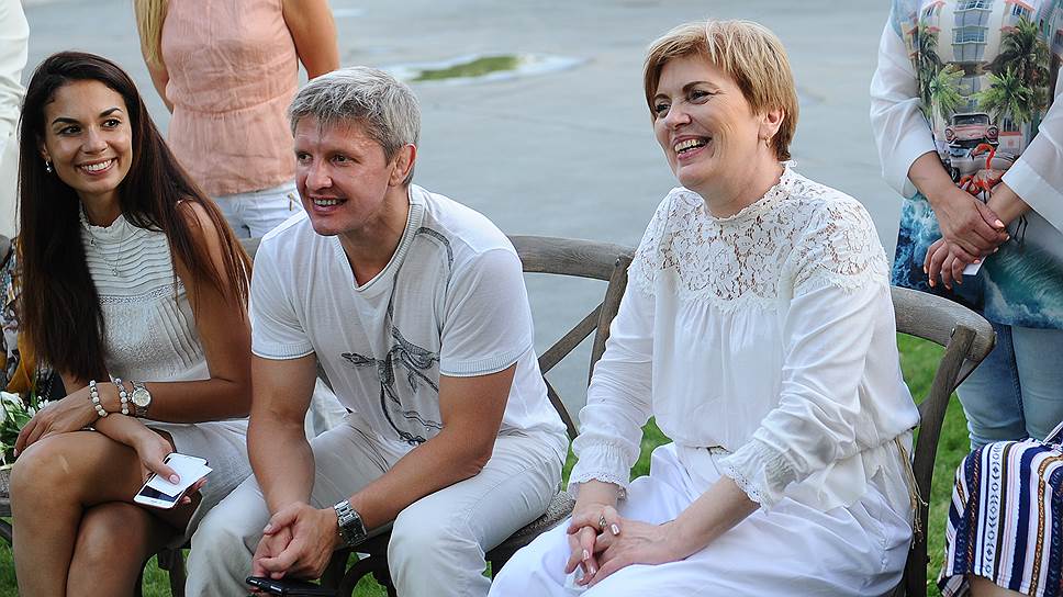 Справа Ольга Добарская, генеральный директор АО «Коммерсантъ-Сибирь» с гостями вечера
