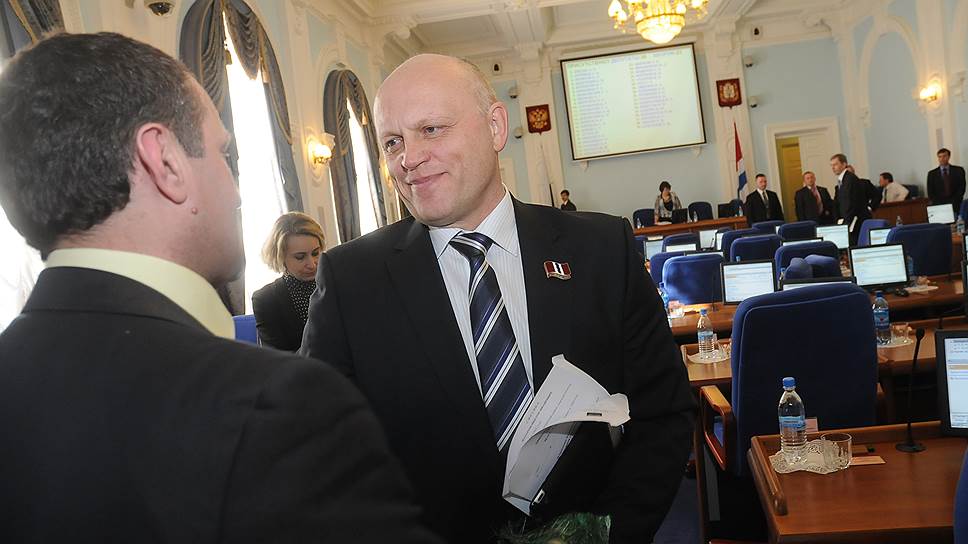 Утвержденный губернатор Виктор Назаров во время внеочередного заседания областного заксобрания в апреле 2012 года.