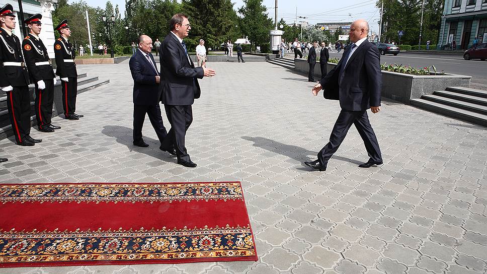 Губернатор Виктор Назаров идет на церемонию инаугурации в мае 2012 года.
