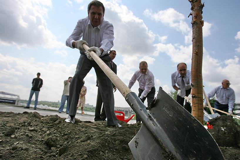 Мэр Владимир Городецкий сажает саженцы на берегу Оби, 2008 год.