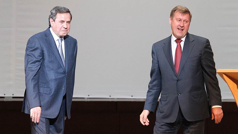Мэр Анатолий Локоть во время вступления Владимира Городецкого в должность губернатора в государственном концертном зале имени Каца, 2014 год.