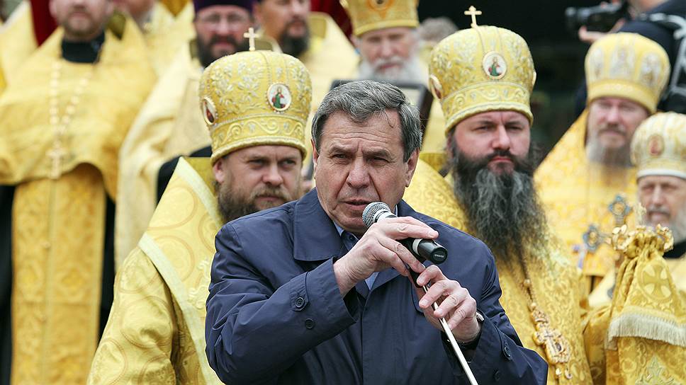 Губернатор Владимир Городецкий во время крестного хода посвященного Дню славянской письменности, 2015 год.