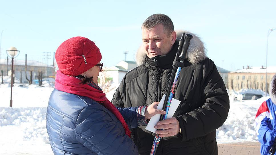 19 октября горсовет Тайги в Кузбассе принял отставку мэра Юрия Шелковникова. В его отношении расследуется уголовное дело. Он подозревается в сокрытии загрязнения городского водопровода марганцем, из-за которого в Тайге два месяца не было питьевой воды.