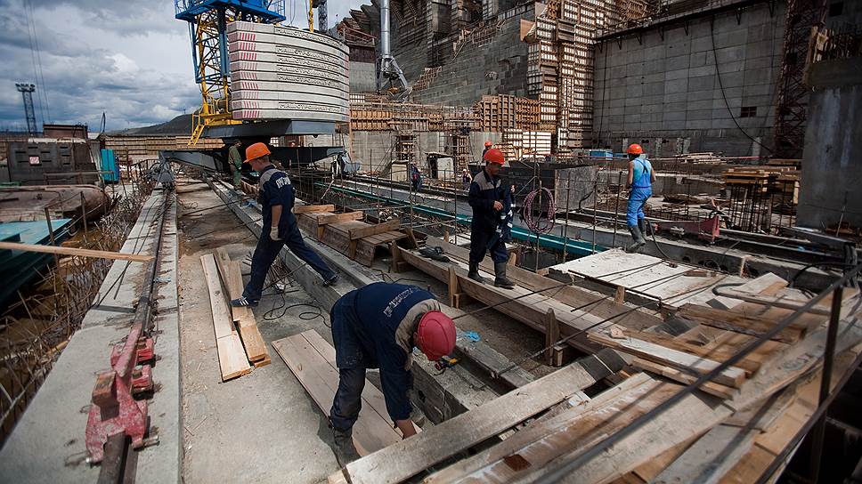 Строители на нижнем бьефе Богучанской ГЭС.