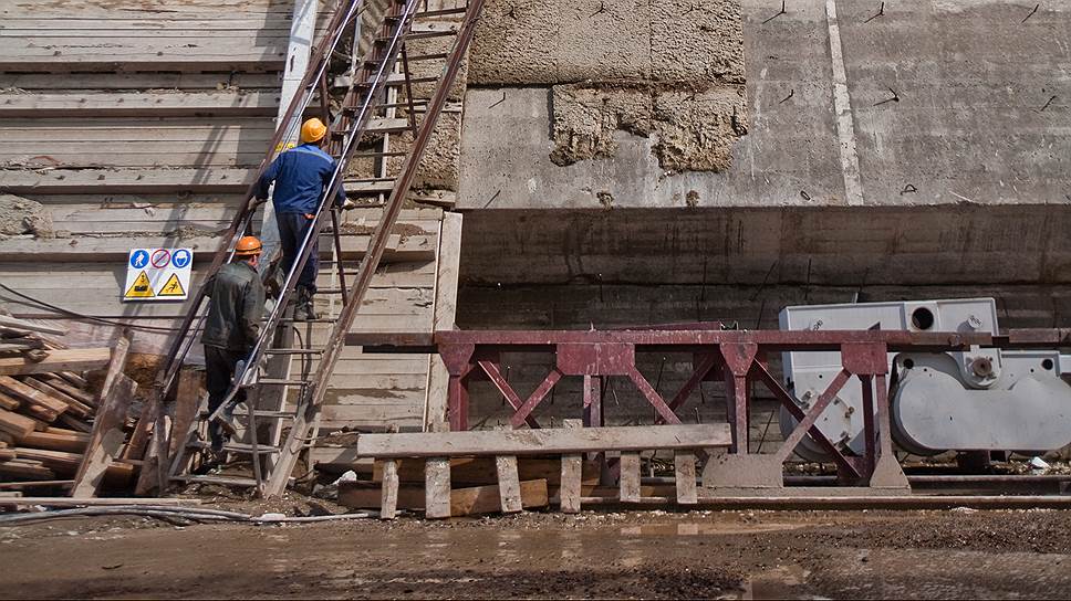 Рабочие на нижнем бьефе Богучанской ГЭС.