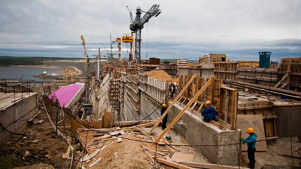 Вид на строительные краны на верхнем бьефе бетонной части плотины Богучанской ГЭС.