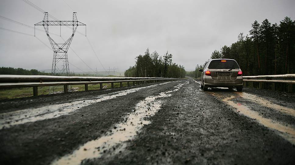 Автомобильная дорога между Красноярском и Кодинском. Линия электропередач ведет от Богучанской ГЭС.