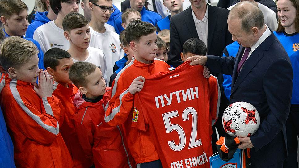 Во время визита в Красноярск Владимиру Путину подарили именную футболку хоккейного клуба «Енисей» с номером 52 — именно в этом году прошлого века родился президент. 