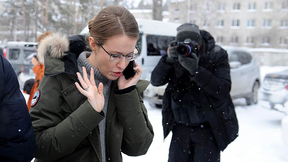 Во время визита в Новосибирск Ксения Собчак раскритиковала ситуацию с уборкой дорог от снега: «Снег выпадает и в Финляндии, и в Швеции. Но почему только здесь такое состояние дорог? Потому что опять все разворовали!»