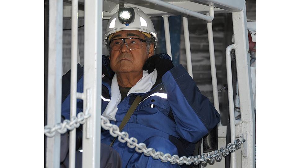 Аман Тулеев перед спуском в угольную шахту «Листвяжная», 2012 год.