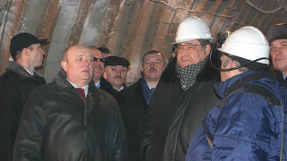 Председатель правительства России Михаил Фрадков и Аман Тулеев во время посещения шахты «Южная» в Кемеровской области, 2006 год.
