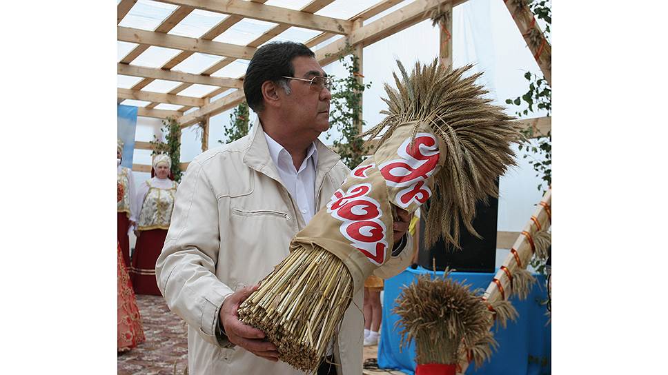 Аман Тулеев на празднике урожая в Кемеровской области, 2007 год.