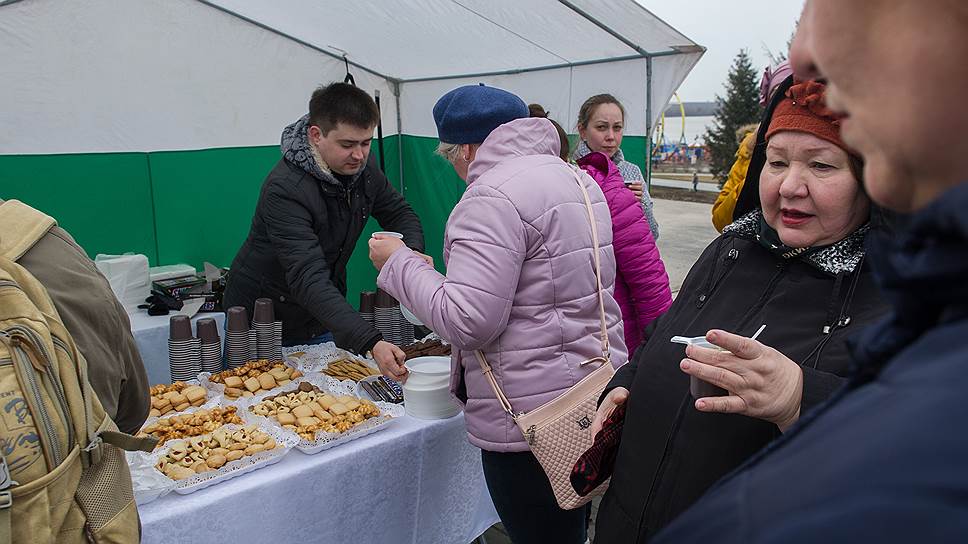 Участникам субботника на Михайловской набережной наливали чай и кофе