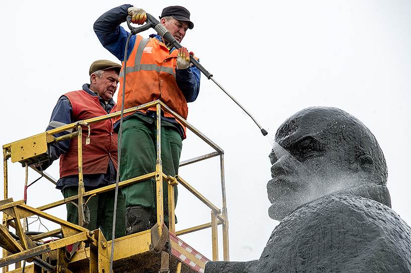 А затем отмыли и сам памятник Владимиру Ленину