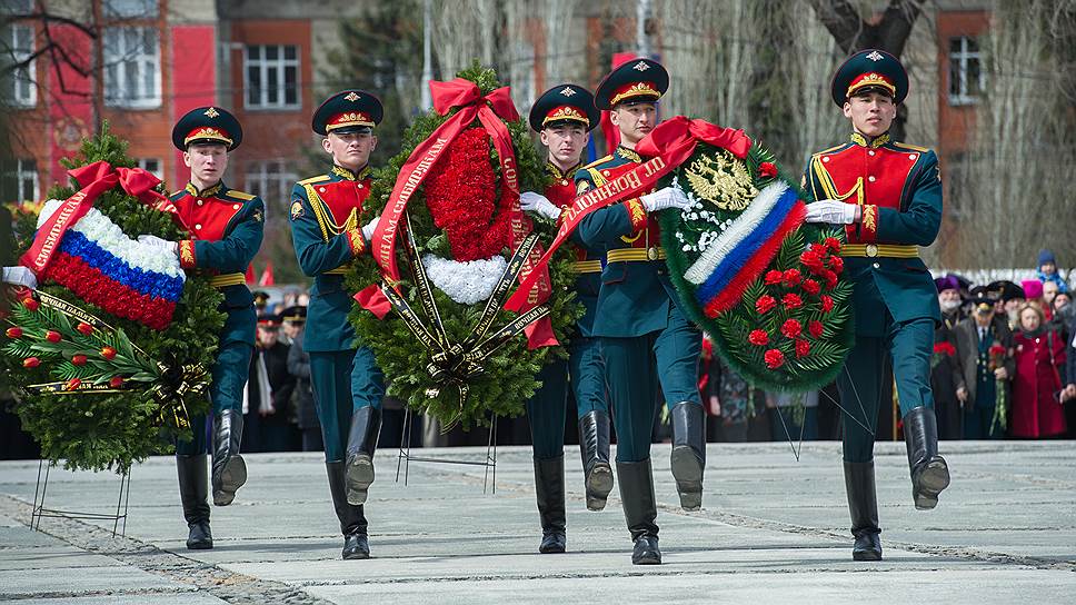 Возложение цветов на «Монументе Славы» в Новосибирске