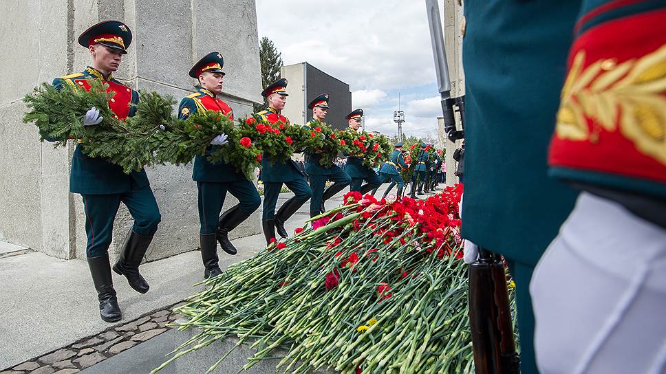 Возложение цветов на «Монументе Славы» в Новосибирске