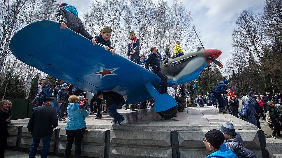 Дети залезли на модель самолета на Монументе славы в Новосибирске