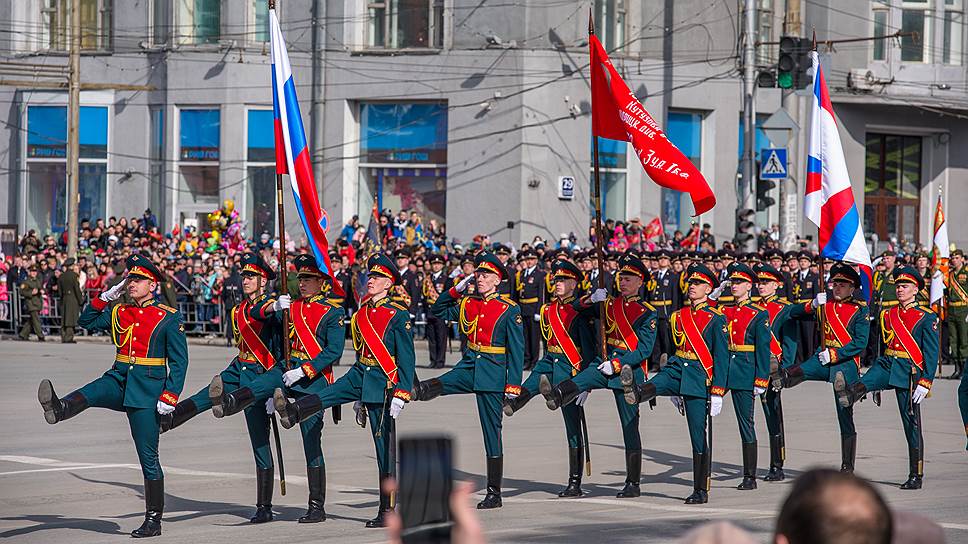 Парад войск Новосибирского гарнизона на Площади Ленина