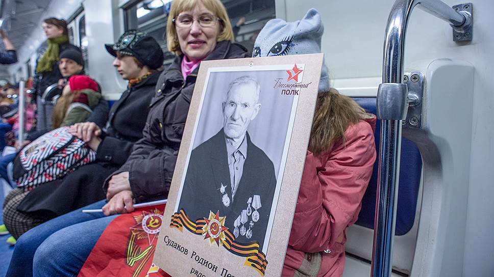 Пассажиры едут в новосибирском метро для участия в акции «Бессмертный полк»