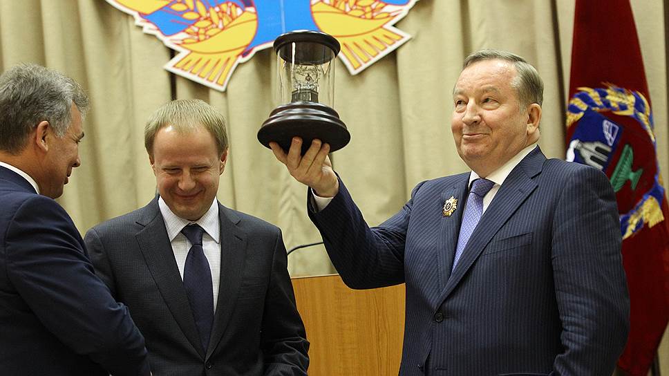 Виктор Томенко одним из первых своих указов наградил Александра Карлина орденом «За заслуги перед Алтайским краем» первой степени