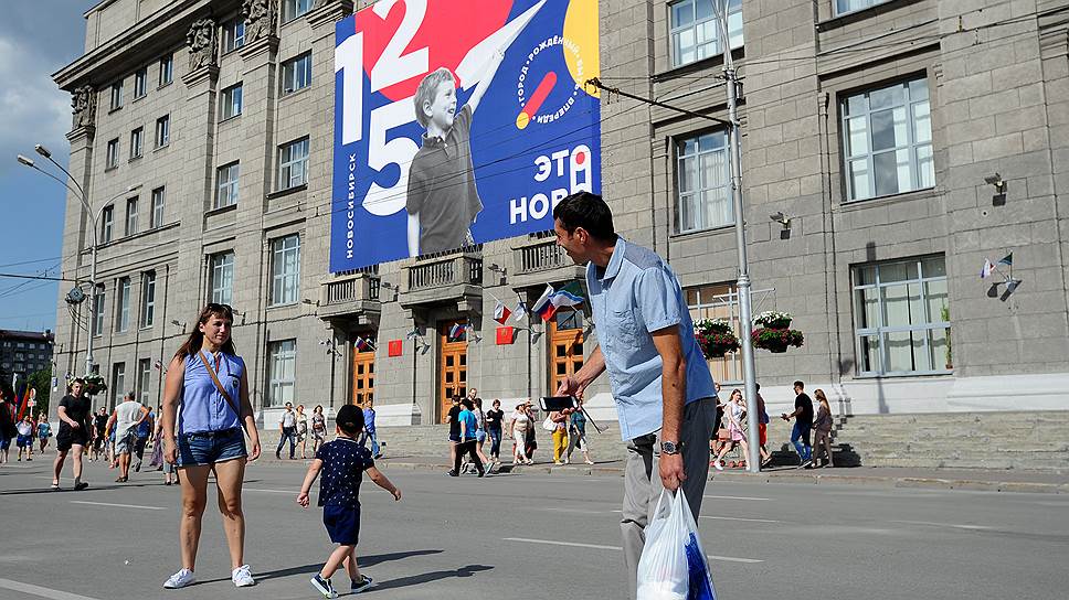 Главным музыкальном подарком для новосибирцев стало выступление уроженца города Мити Фомина на площади Ленина. Оно закончилось праздничным салютом