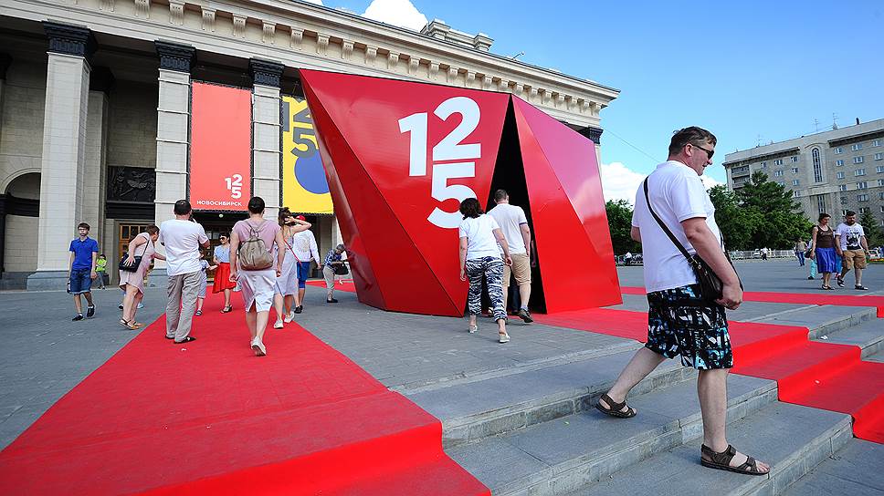 Возле Новосибирского театра оперы и балета в День города постелили красные ковровые дорожки, ставшие популярным местом для фотографий