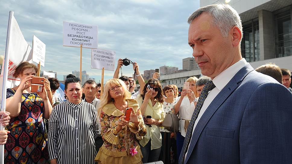 К участникам пикета вышел Андрей Травников, который сказал, что его тоже не все устраивает в законопроекте о пенсионной реформе