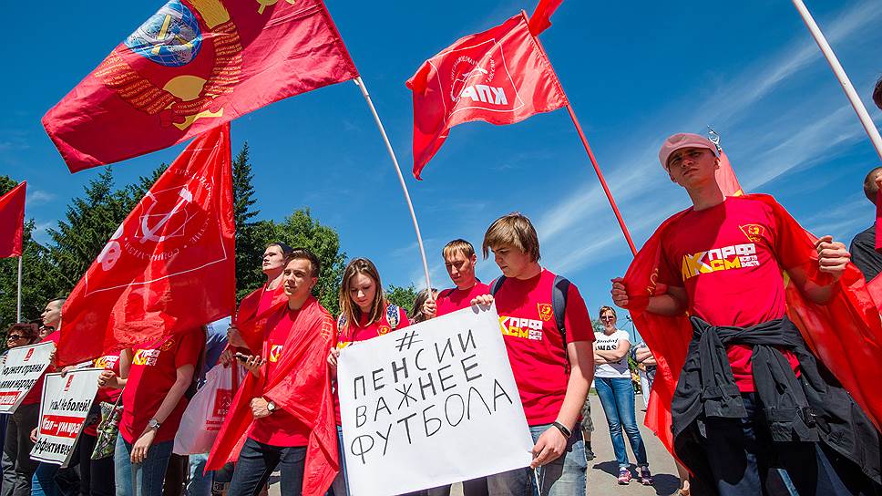 8 июля очередной митинг против повышения пенсионного возраста прошел в Первомайском сквере Новосибирска