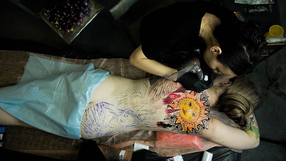 Перед набиванием сложных татуировок художники рисовали эскизы на коже