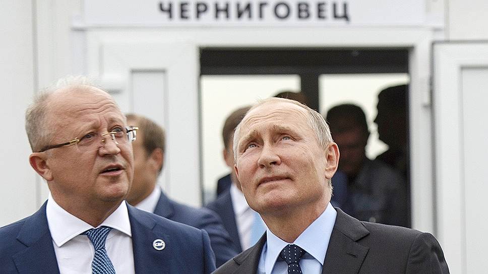 Главу государства сопровождал президент холдинга «Сибирский деловой союз» Михаил Федяев (слева)