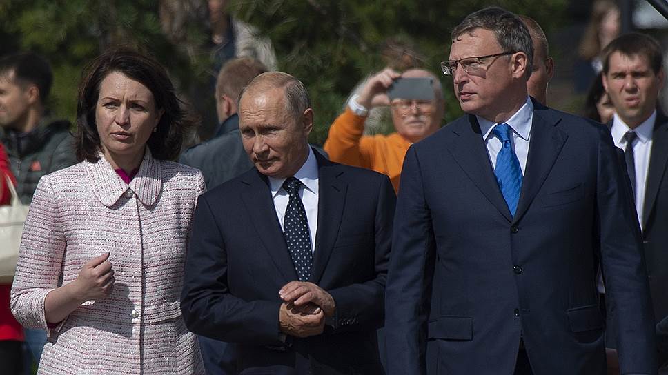 Во второй половине дня Владимир Путин посетил Омск, где прогулялся по району исторической застройки вместе с мэром Оксаной Фадиной (слева) и врио губернатора Александром Бурковым (справа)

