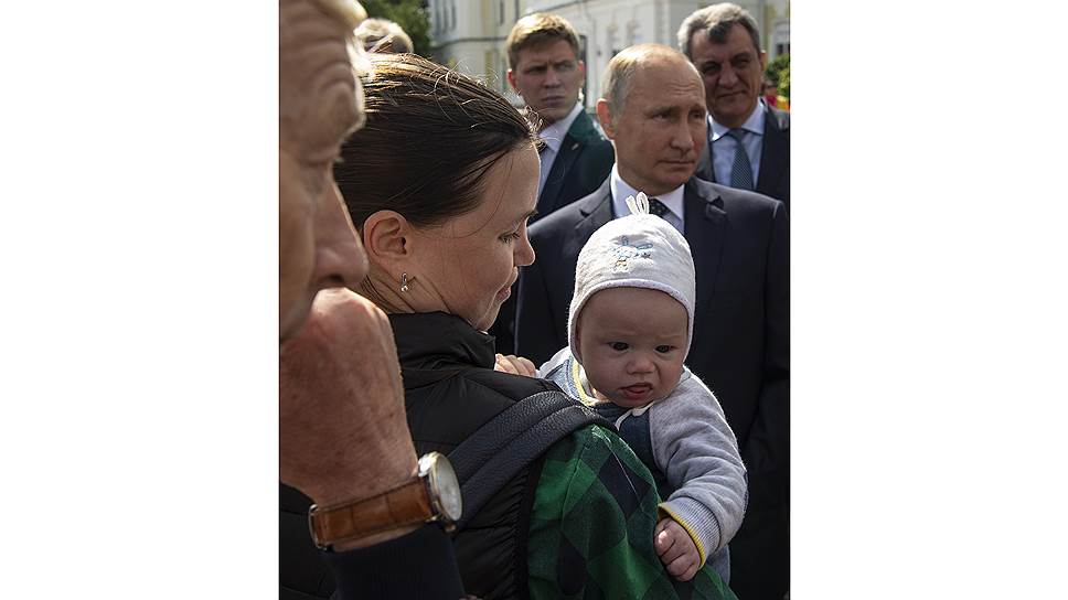 В Омске Владимира Путина сопровождал, как и в предыдущих города, полпред президента по Сибирскому федеральному округу Сергей Меняйла (справа)