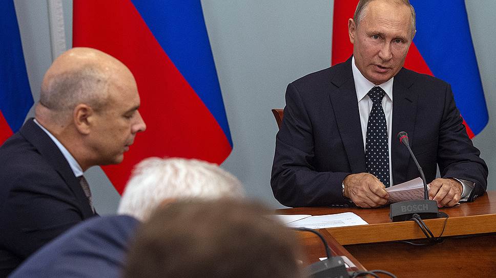 Во время рабочего совещания в Омске Владимир Путин заявил, что вскоре сформулирует свое отношение к пенсионной реформе, инициированной правительством России